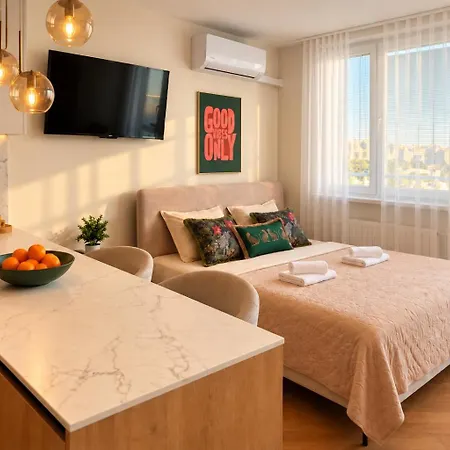 Modern With Balcony & Free Parking Apartmán *