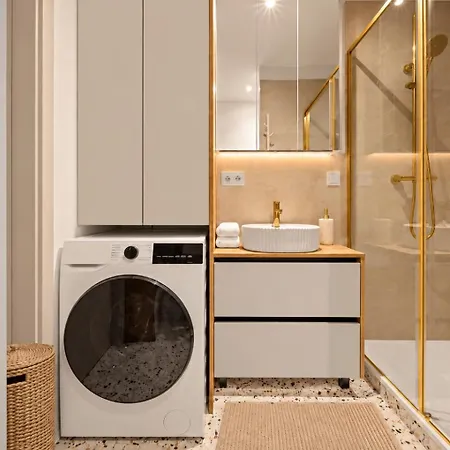 Modern With Balcony & Free Parking Apartmán
