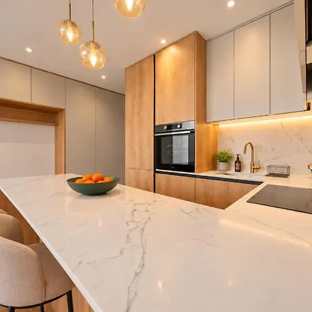 Modern With Balcony & Free Parking Apartmán *